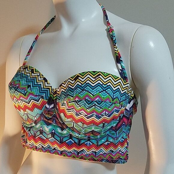 Jessica Simpson Cheveron Patterned Bikini Top (L) - Picture 1 of 5